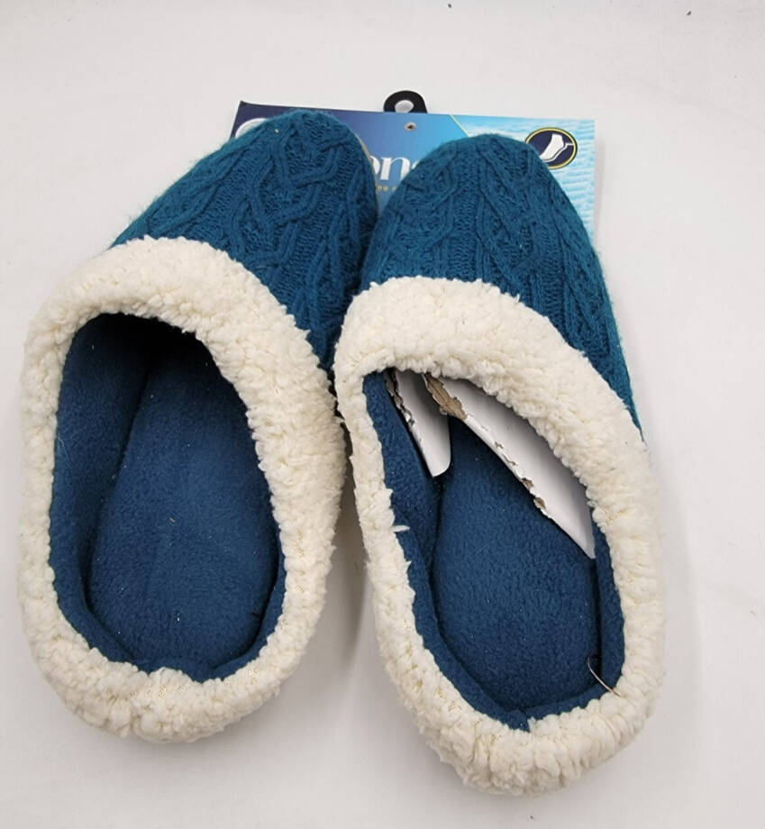 Isotoner Signature Cable Knit Alexis Hoodback Slippers Women's 8.5-9 Blue Lagoon