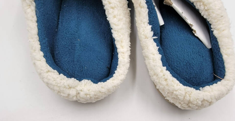 Isotoner Signature Cable Knit Alexis Hoodback Slippers Women's 8.5-9 Blue Lagoon