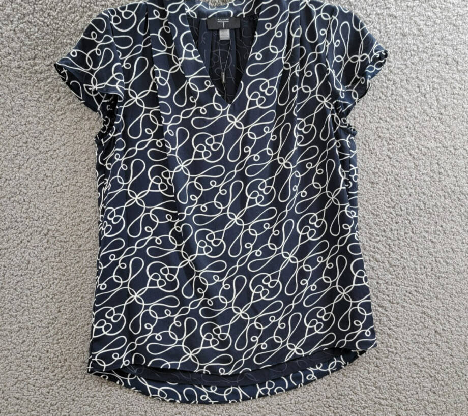 T Tahari Printed Blouse Women's XS Navy/White V-Neck Pleat Short Sleeve Pullover