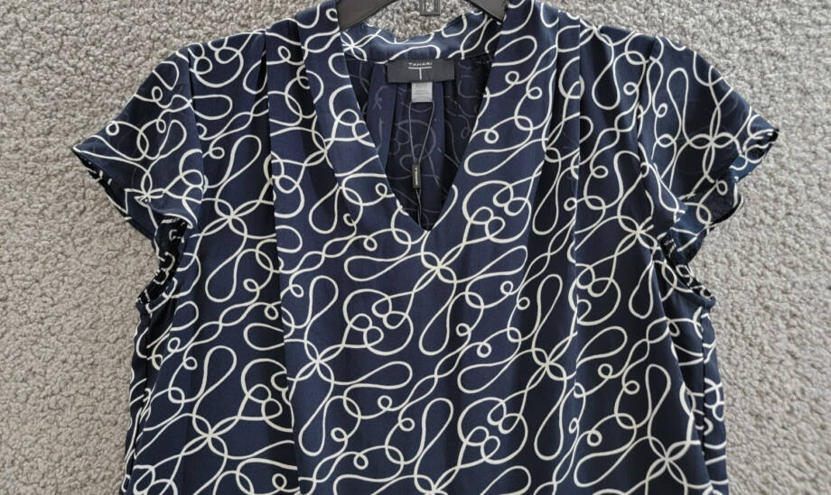 T Tahari Printed Blouse Women's XS Navy/White V-Neck Pleat Short Sleeve Pullover