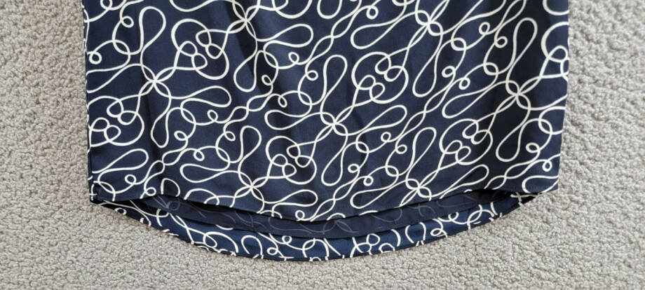T Tahari Printed Blouse Women's XS Navy/White V-Neck Pleat Short Sleeve Pullover