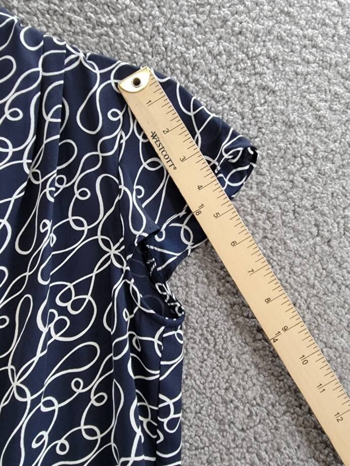 T Tahari Printed Blouse Women's XS Navy/White V-Neck Pleat Short Sleeve Pullover