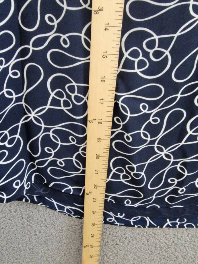T Tahari Printed Blouse Women's XS Navy/White V-Neck Pleat Short Sleeve Pullover