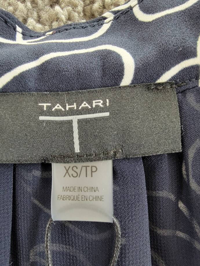 T Tahari Printed Blouse Women's XS Navy/White V-Neck Pleat Short Sleeve Pullover