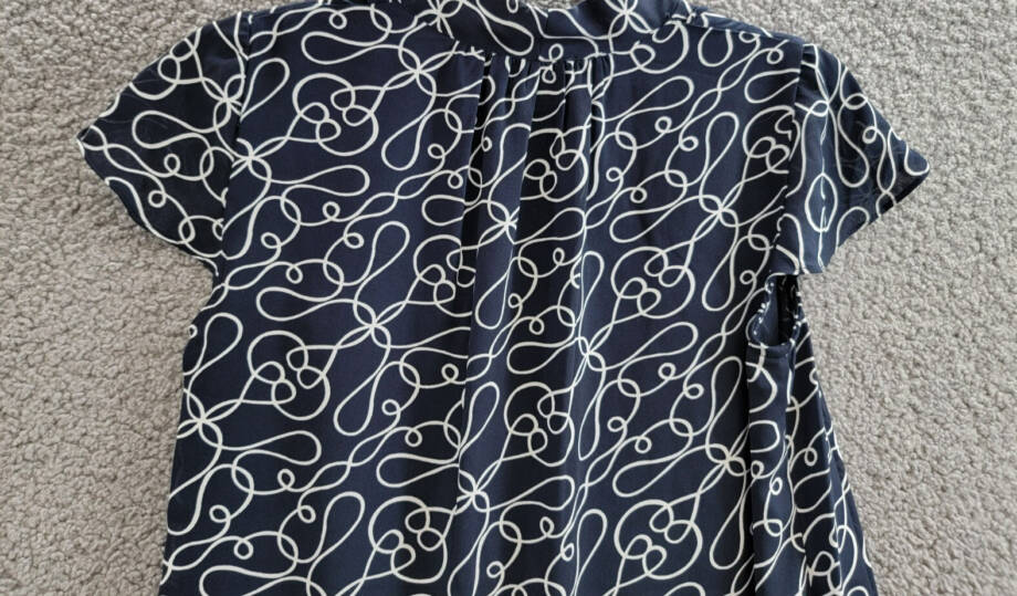 T Tahari Printed Blouse Women's XS Navy/White V-Neck Pleat Short Sleeve Pullover