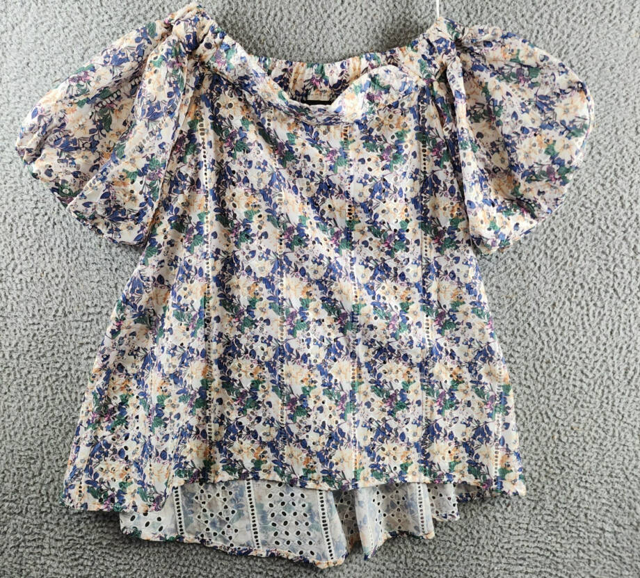 Gracia Floral Eyelet Hi-Low Top Women's S Multi Open Back Short Sleeve Pullover