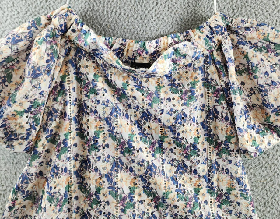 Gracia Floral Eyelet Hi-Low Top Women's S Multi Open Back Short Sleeve Pullover