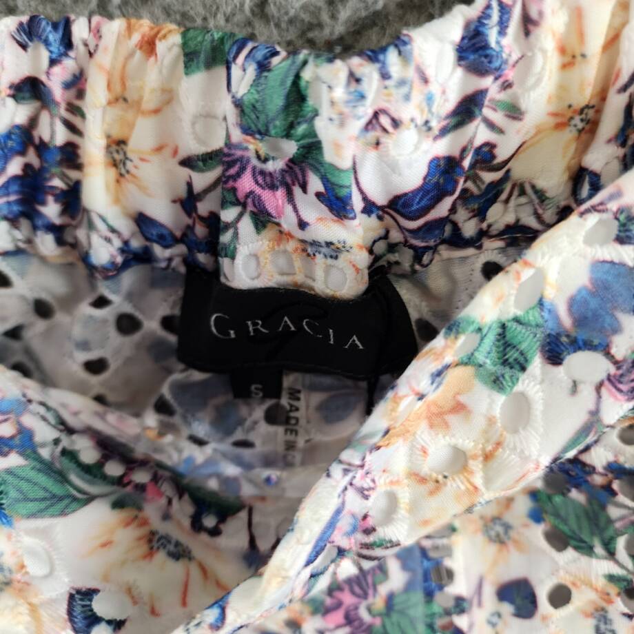 Gracia Floral Eyelet Hi-Low Top Women's S Multi Open Back Short Sleeve Pullover