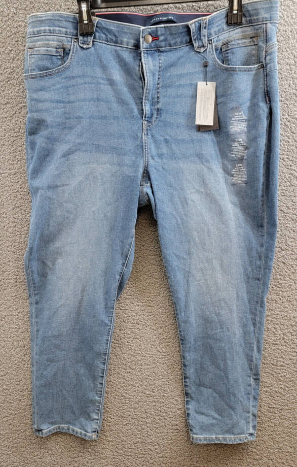 Tommy Hilfiger Plus Size TH Flex Waverly Jeans Womens 22W Chesapeake Wash Button