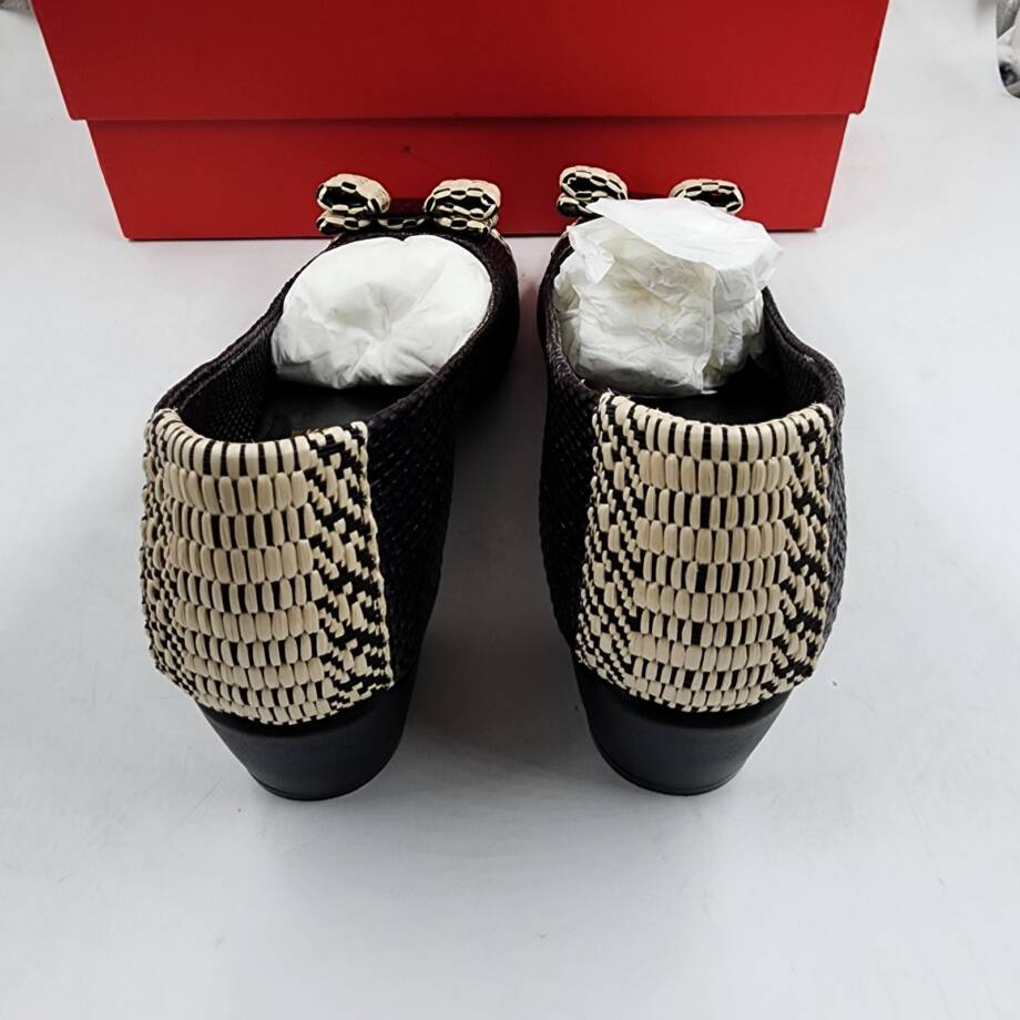 Ferragamo Vara Bow Woven Block Heel Pumps Womens 10 Black/Beige Round Toe SlipOn