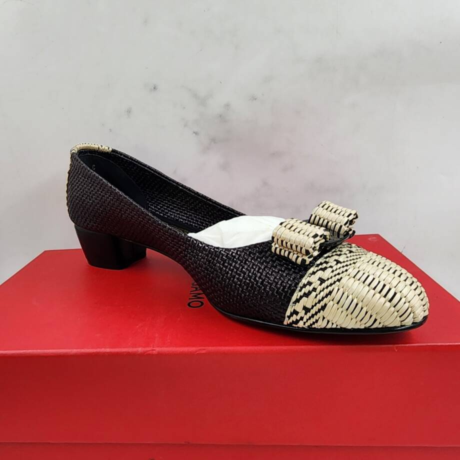 Ferragamo Vara Bow Woven Block Heel Pumps Womens 10 Black/Beige Round Toe SlipOn