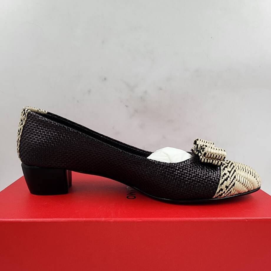 Ferragamo Vara Bow Woven Block Heel Pumps Womens 10 Black/Beige Round Toe SlipOn