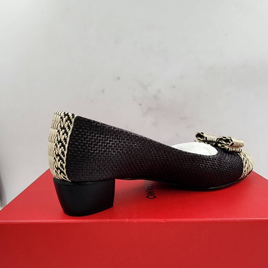 Ferragamo Vara Bow Woven Block Heel Pumps Womens 10 Black/Beige Round Toe SlipOn