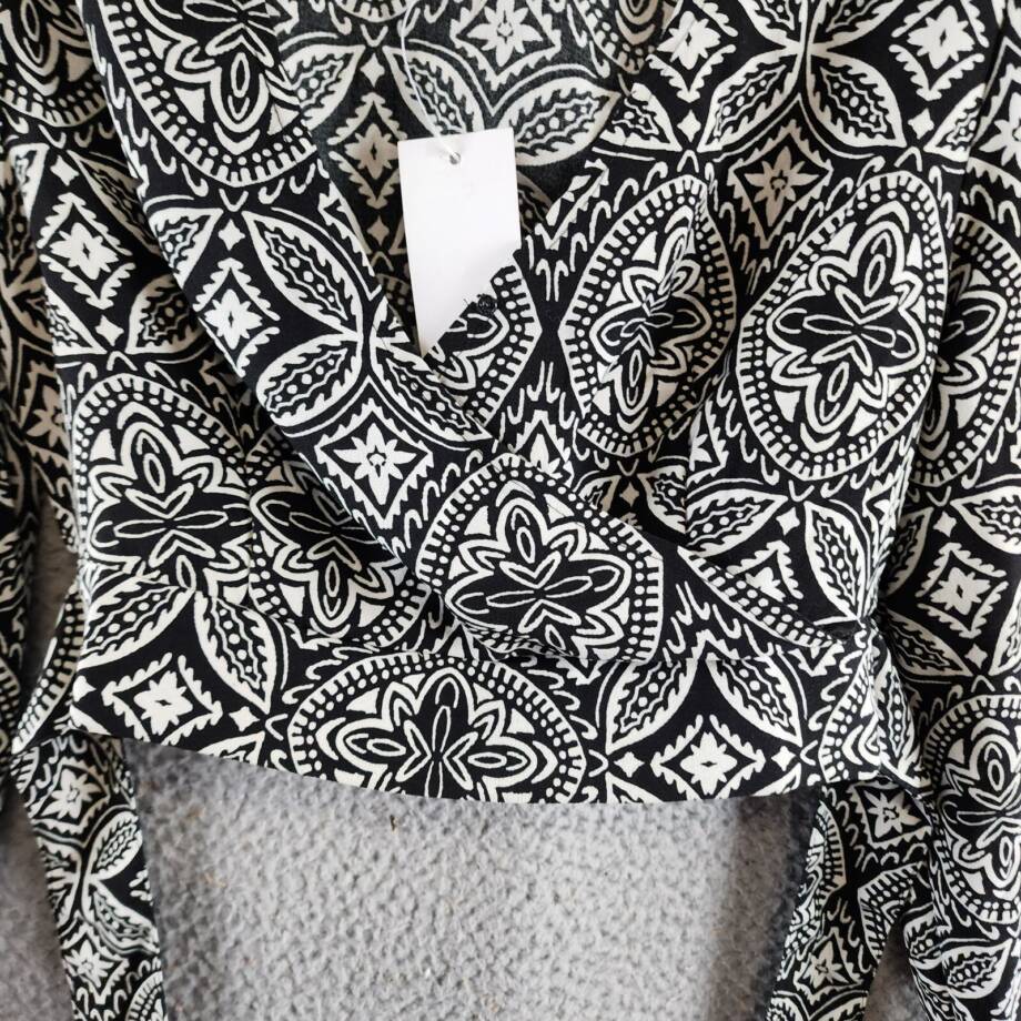 Japna Faux Wrap Printed Cropped Tie Front Top Women's S Black/White V-Neck L/S