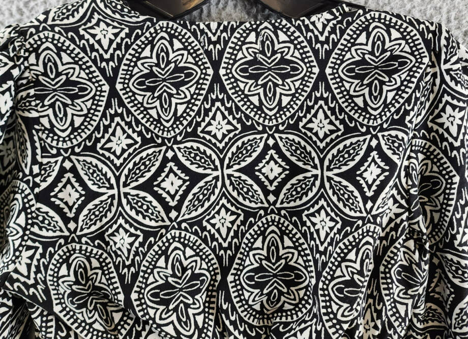 Japna Faux Wrap Printed Cropped Tie Front Top Women's S Black/White V-Neck L/S