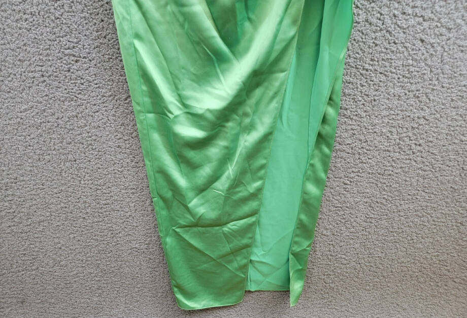 BCBGMAXAZRIA Back Twist Halter Cowl Neck Gown Women's 4 Green Back Zip Closure