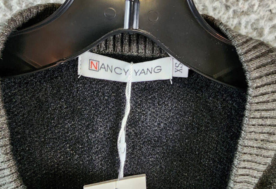 Nancy Yang Cardigan Women's XS Charcoal Round Neck Button Closures Long Sleeves~