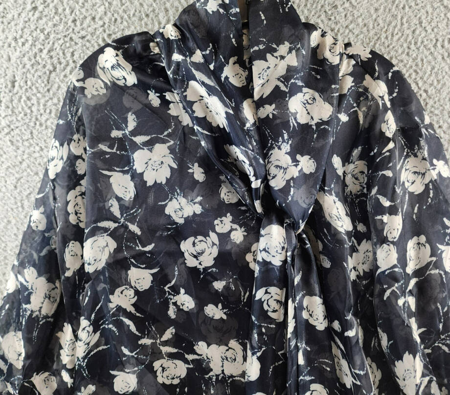 Gracia Chiffon Scarf Neck Blouse Women's S Black/White Floral Button Front L/S