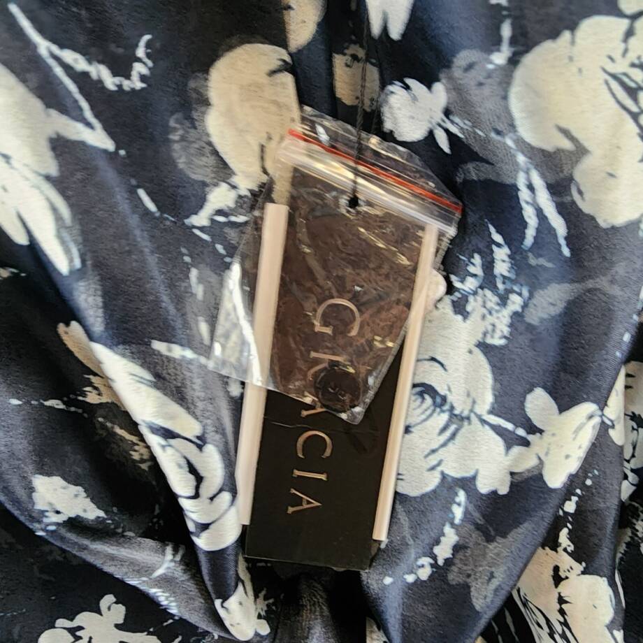 Gracia Chiffon Scarf Neck Blouse Women's S Black/White Floral Button Front L/S