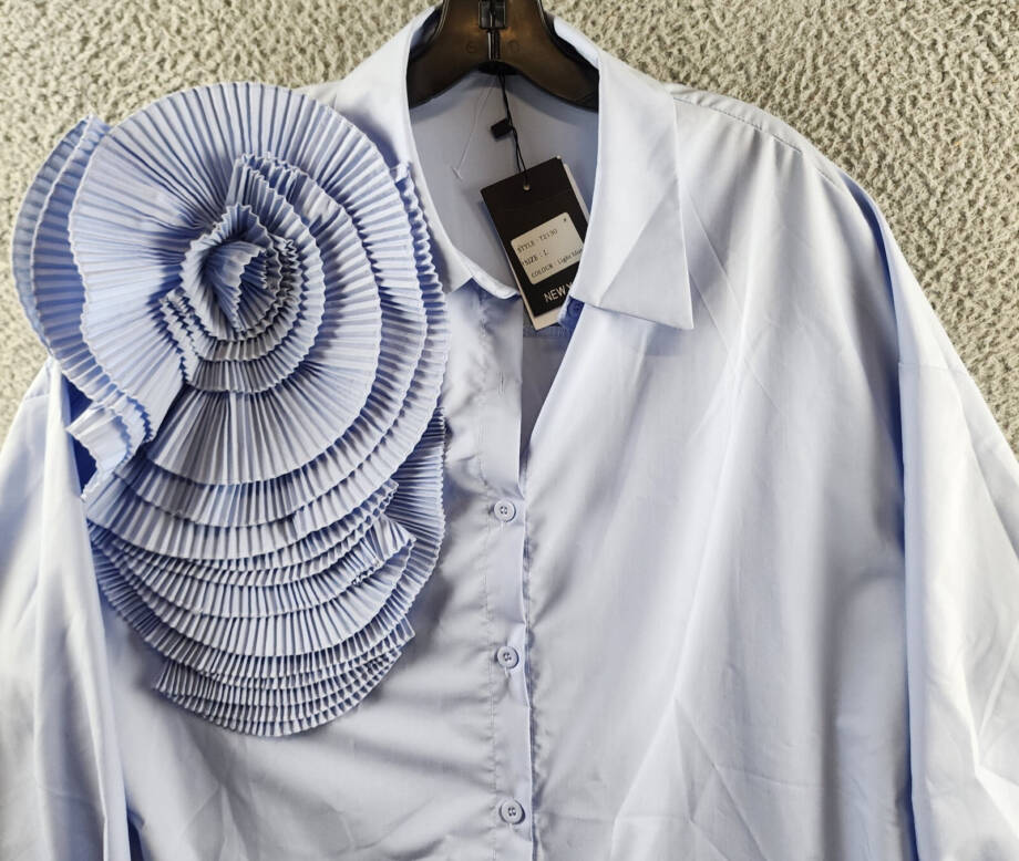 N By Nancy Appliqué Pleated Flower Shirt Women's L Light Blue Button Closure