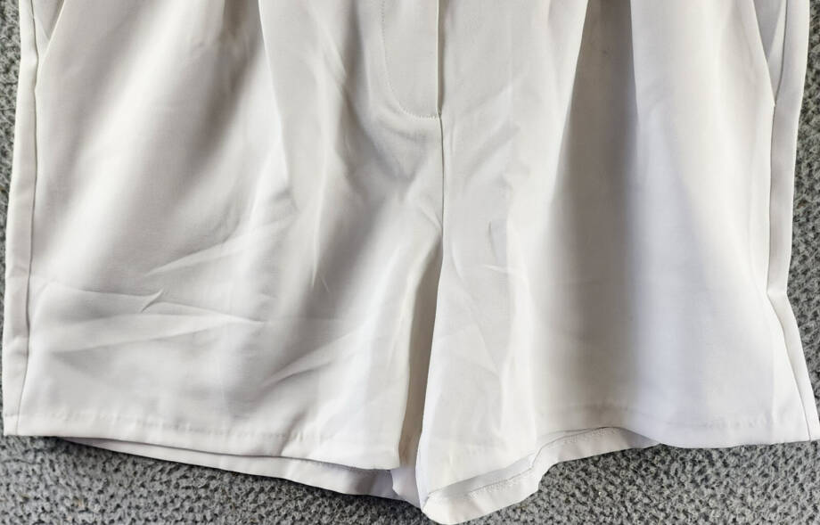 Ellen Tracy High Waisted Pleated Shorts Women's L White Zip Hook & Bar Closure