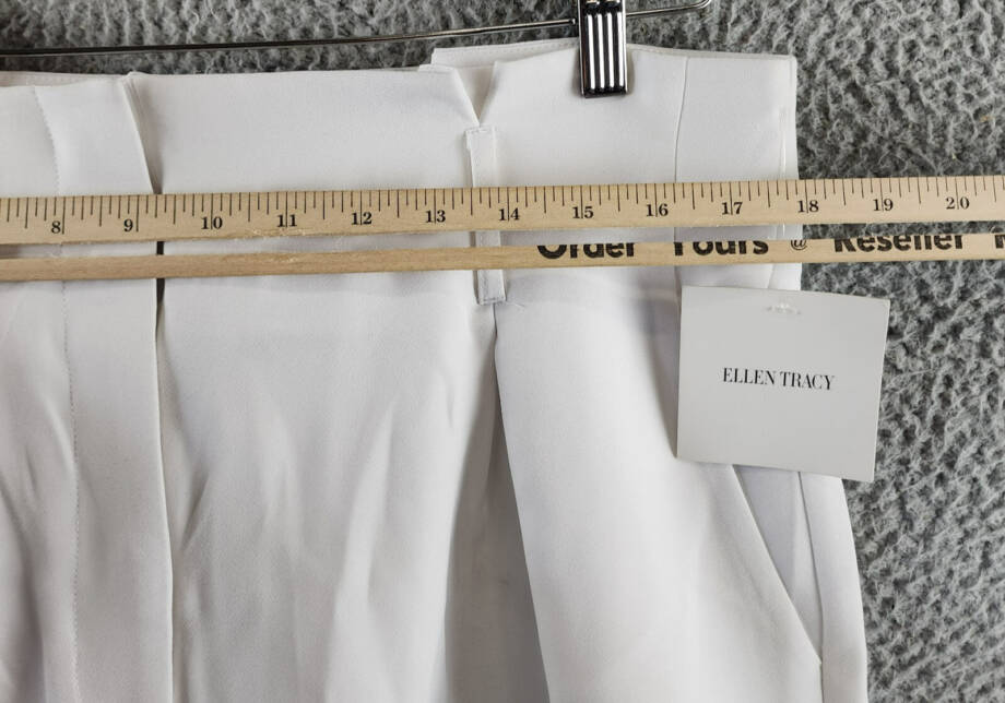 Ellen Tracy High Waisted Pleated Shorts Women's L White Zip Hook & Bar Closure