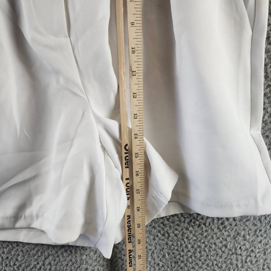 Ellen Tracy High Waisted Pleated Shorts Women's L White Zip Hook & Bar Closure
