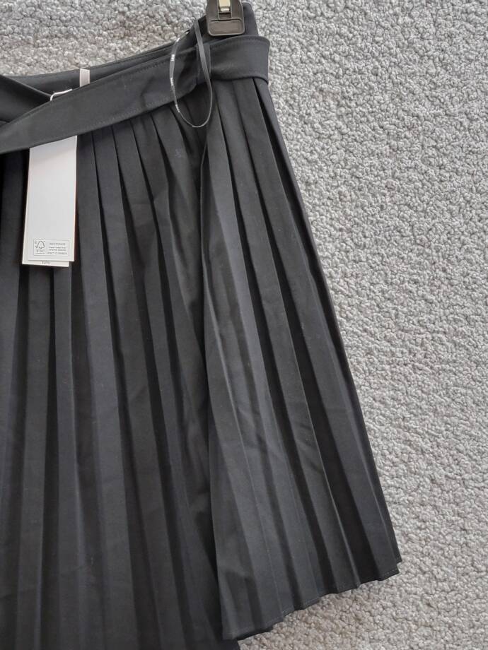 DKNY Pleated Logo-Clasp Flared Mini Skirt Women's 6 Black Side Zip Hook & Eye