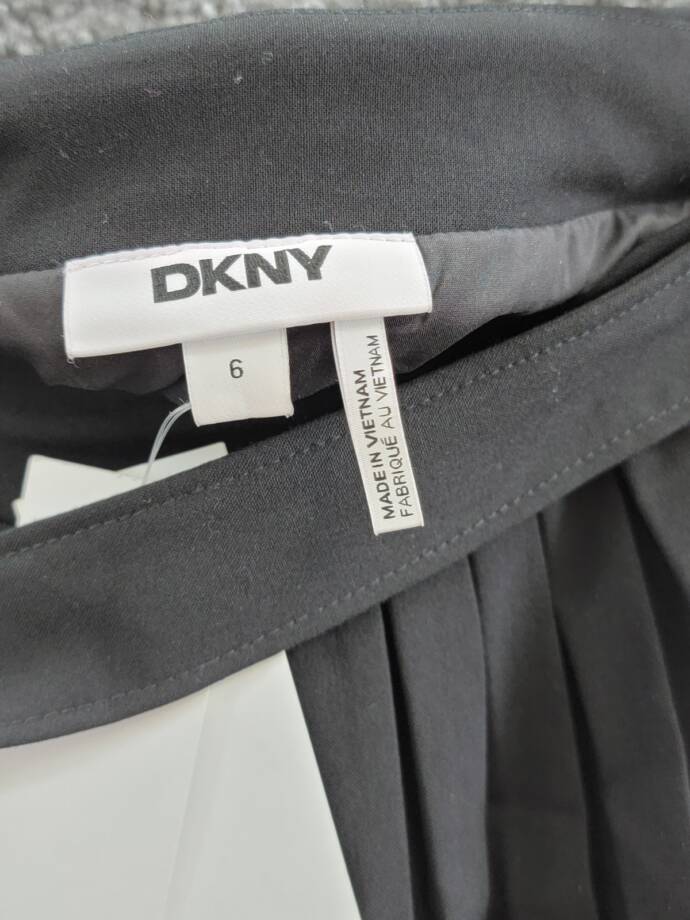 DKNY Pleated Logo-Clasp Flared Mini Skirt Women's 6 Black Side Zip Hook & Eye