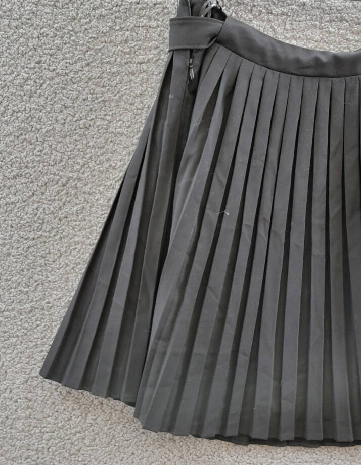 DKNY Pleated Logo-Clasp Flared Mini Skirt Women's 6 Black Side Zip Hook & Eye