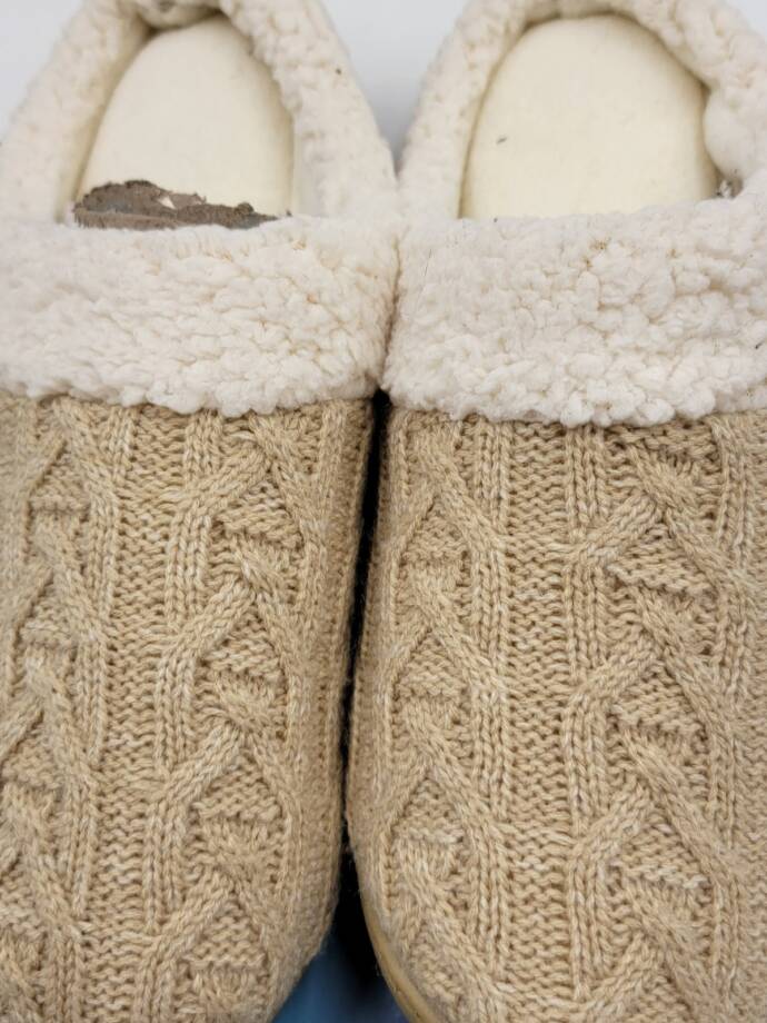Isotoner Signature Cable Knit Alexis Hoodback Slippers Women's 9.5-10 Oatmeal