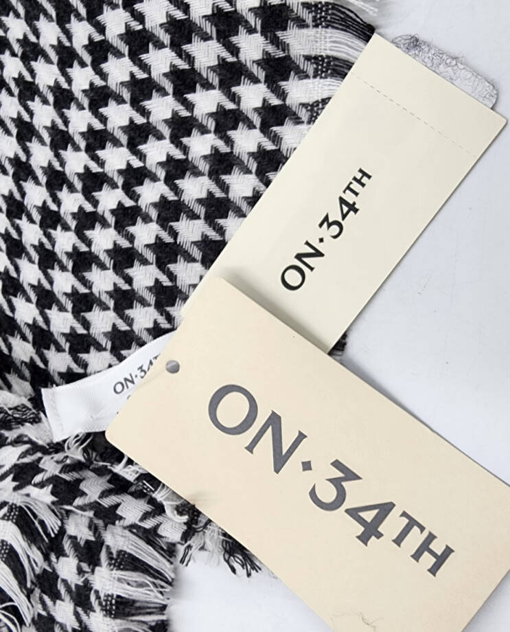 On 34th Classic Houndstooth Supersoft Wrap Scarf Women's One Size Black Ivory~