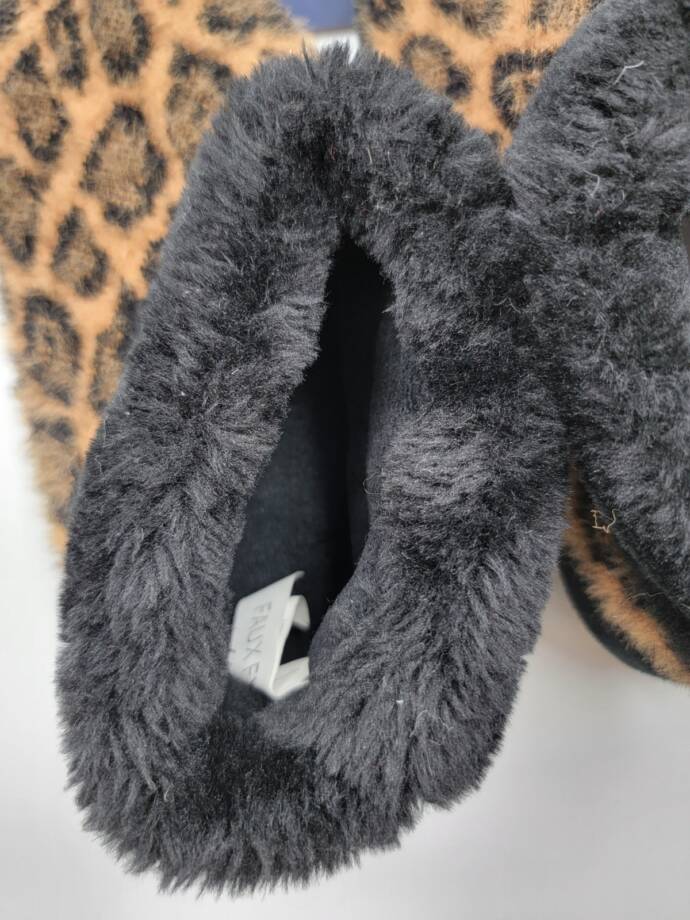 Isotoner Memory Foam Cheetah Comfort Booth Slippers Women's S 5-6 Beige