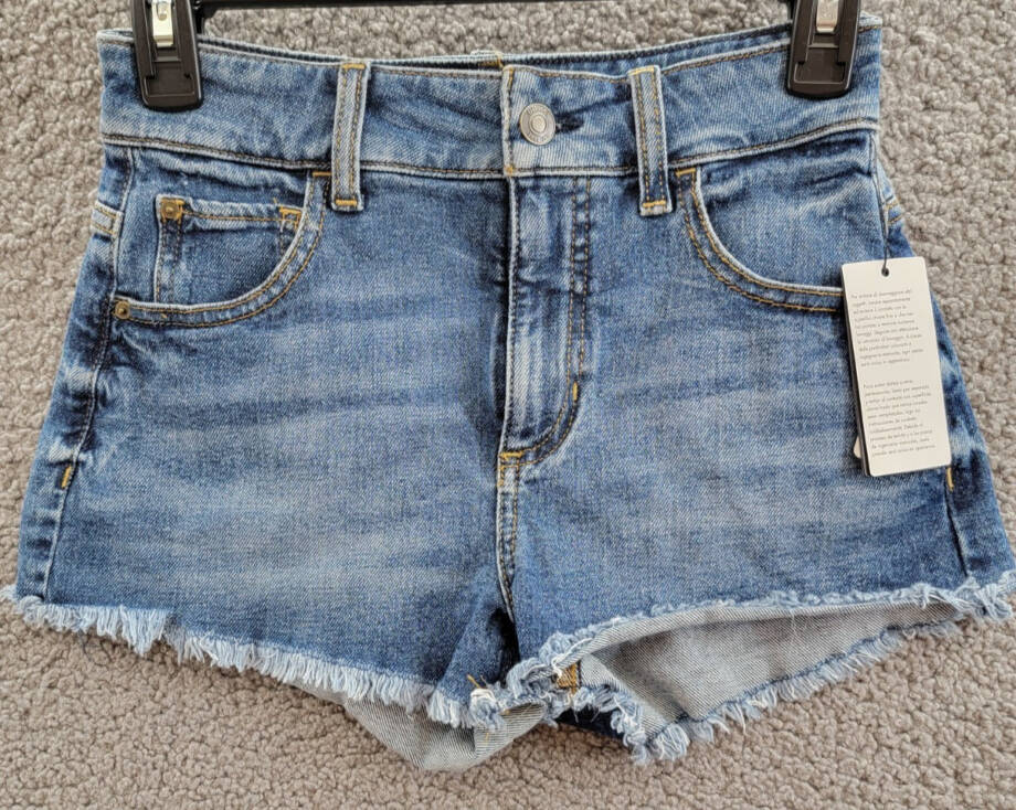 GUESS Frayed Hem Mom Jean Shorts Women's 24 Blue Fog Wash Belt Loops Zip Closure