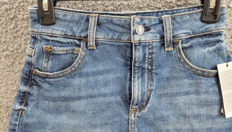 GUESS Frayed Hem Mom Jean Shorts Women's 24 Blue Fog Wash Belt Loops Zip Closure