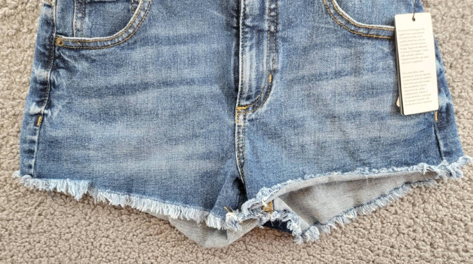 GUESS Frayed Hem Mom Jean Shorts Women's 24 Blue Fog Wash Belt Loops Zip Closure