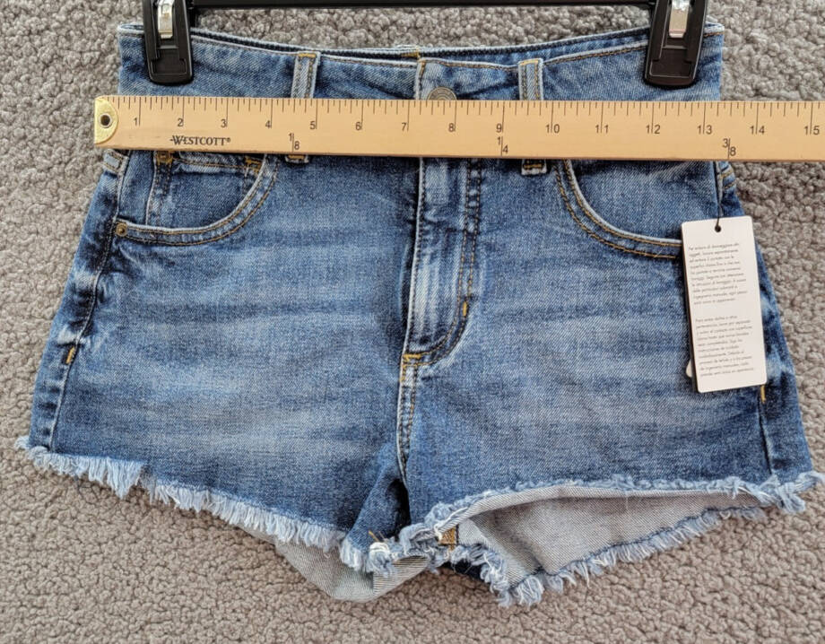GUESS Frayed Hem Mom Jean Shorts Women's 24 Blue Fog Wash Belt Loops Zip Closure