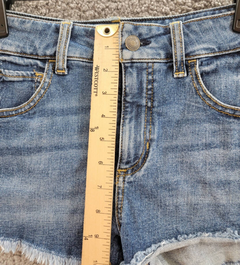 GUESS Frayed Hem Mom Jean Shorts Women's 24 Blue Fog Wash Belt Loops Zip Closure
