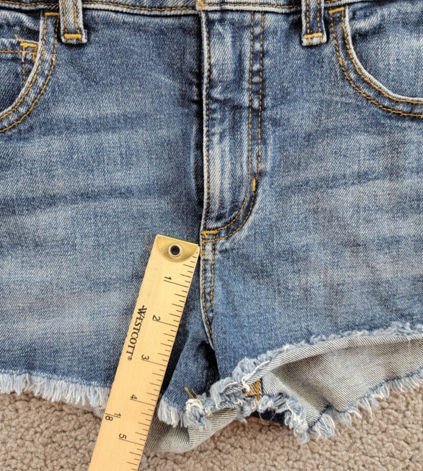 GUESS Frayed Hem Mom Jean Shorts Women's 24 Blue Fog Wash Belt Loops Zip Closure