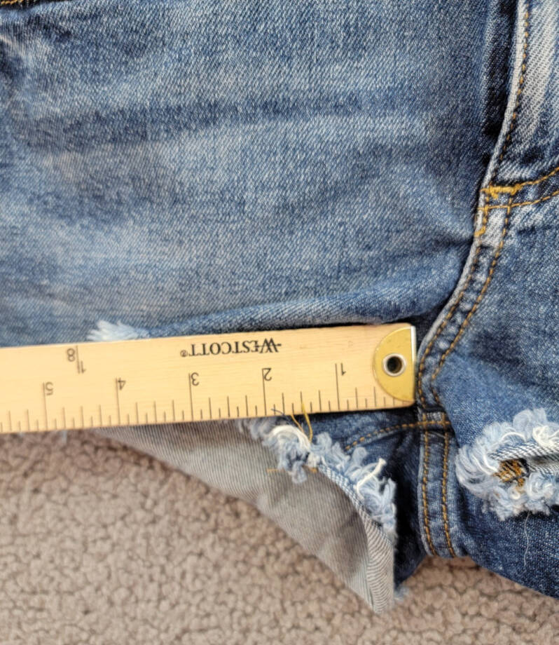 GUESS Frayed Hem Mom Jean Shorts Women's 24 Blue Fog Wash Belt Loops Zip Closure