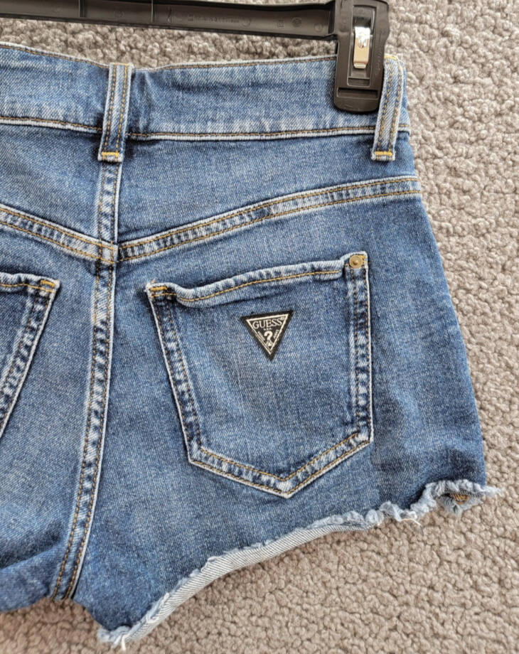 GUESS Frayed Hem Mom Jean Shorts Women's 24 Blue Fog Wash Belt Loops Zip Closure
